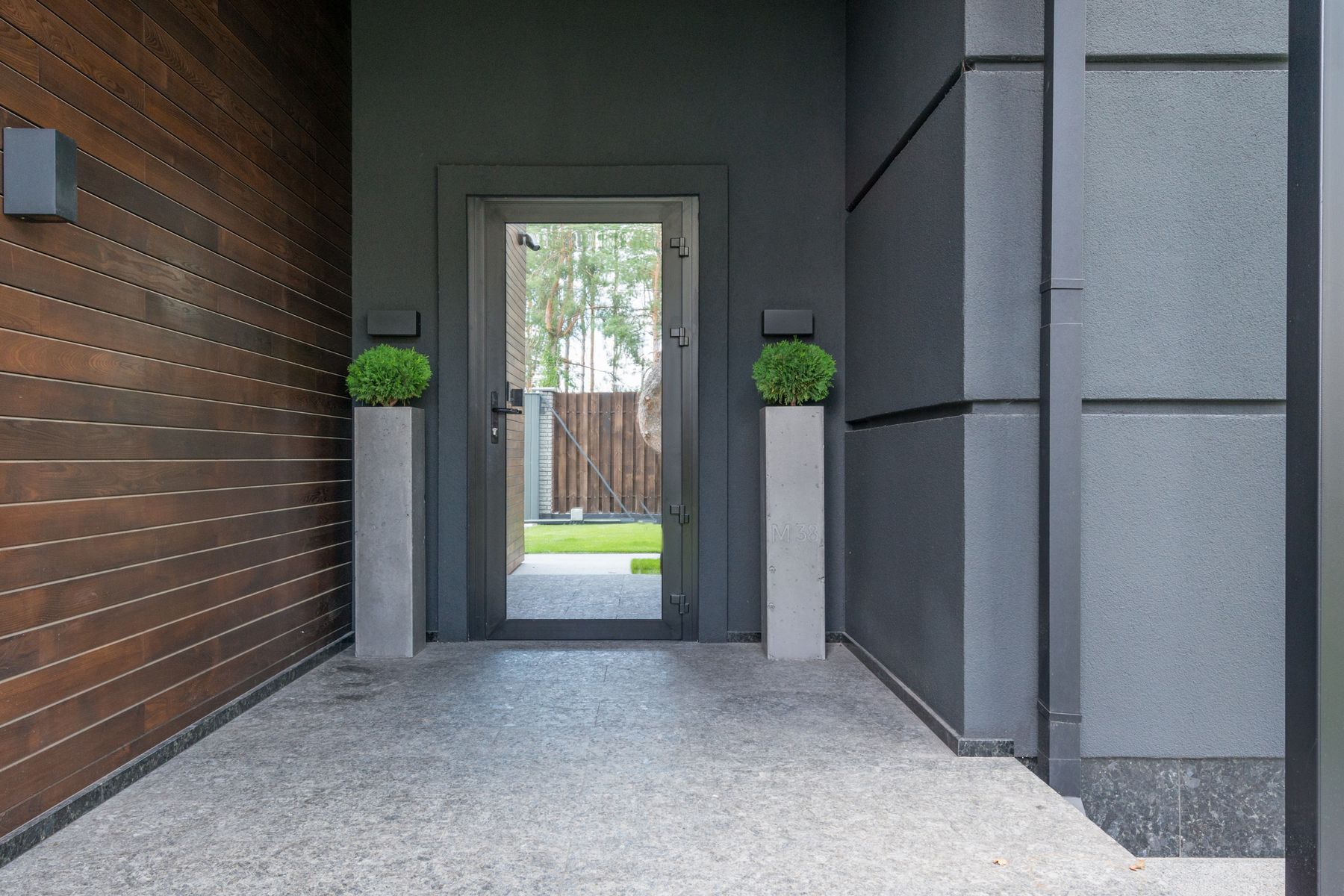 Porte d’entrée vitrée intégrée à une façade contemporaine