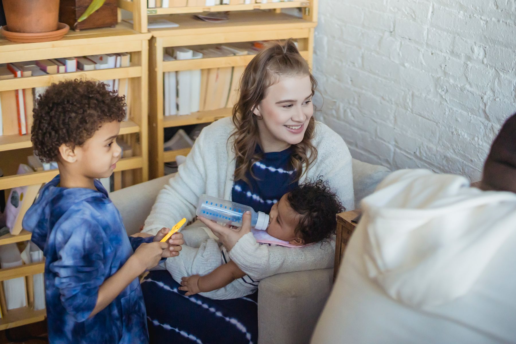 Famille multigénérationnelle réunie dans un intérieur confortable