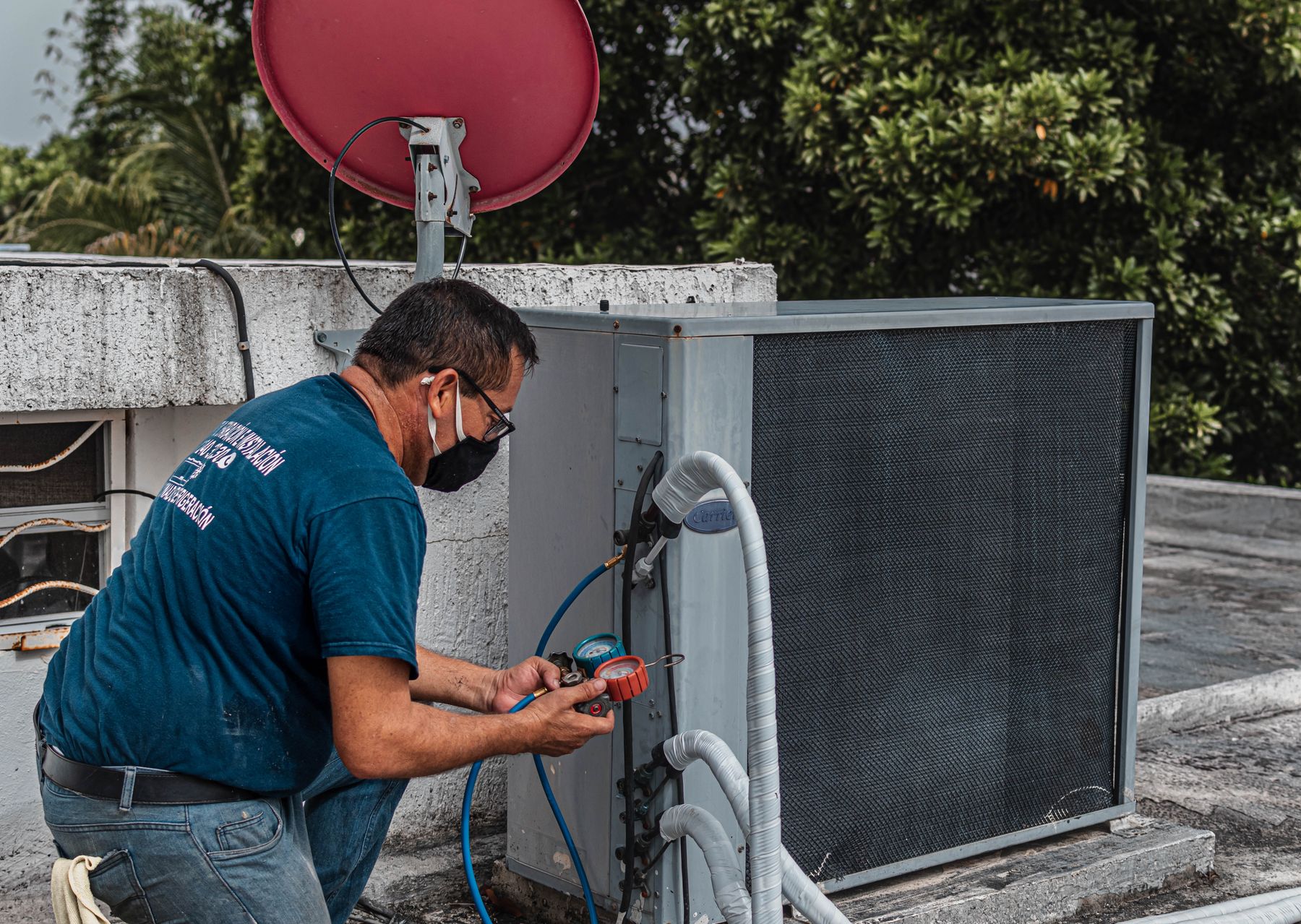 Technicien vérifiant la pression et le fonctionnement d’un système de thermopompe